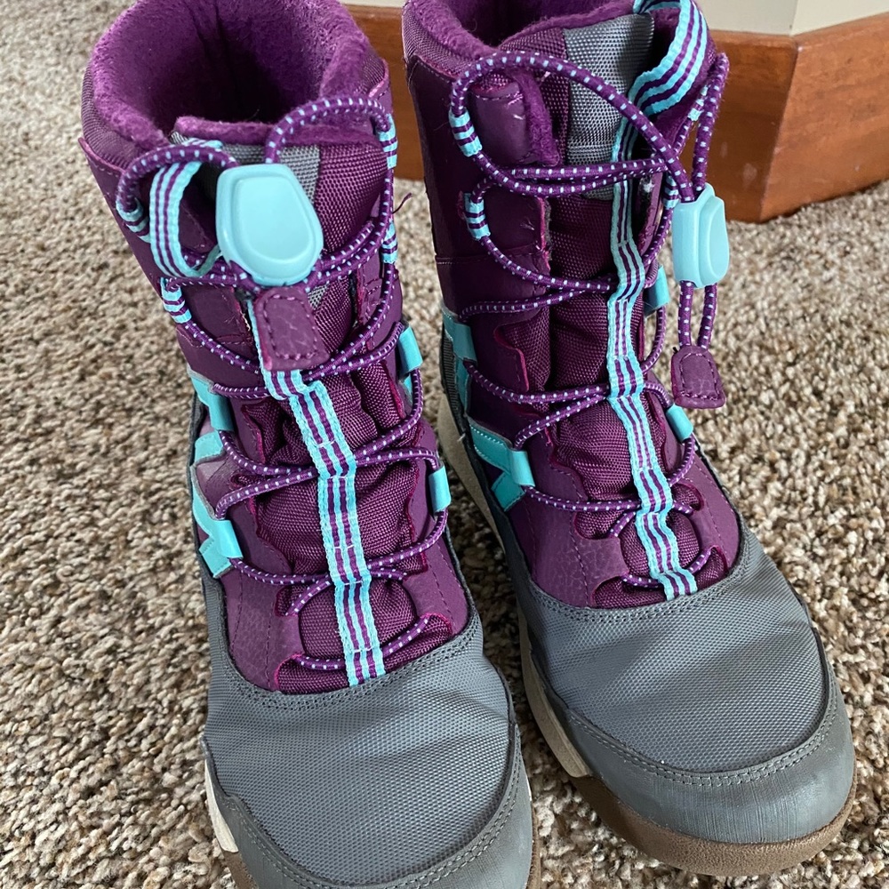 Girls Merrill snow boots.